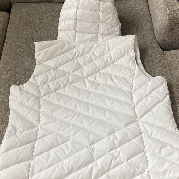 Eddie Bauer XXL Women's White Quilted Vest with Faux Fur Trim - Picture 11 of 12